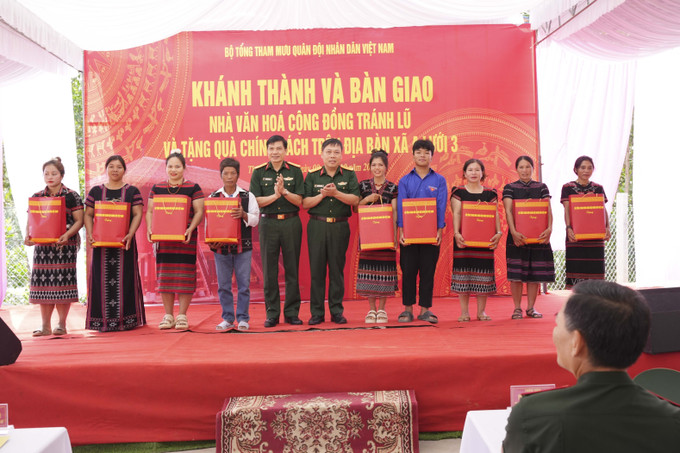Trao quà hỗ trợ người dân A Lưới 3. Ảnh: TTXVN phát Trao quà hỗ trợ người dân A Lưới 3. Ảnh: TTXVN phát