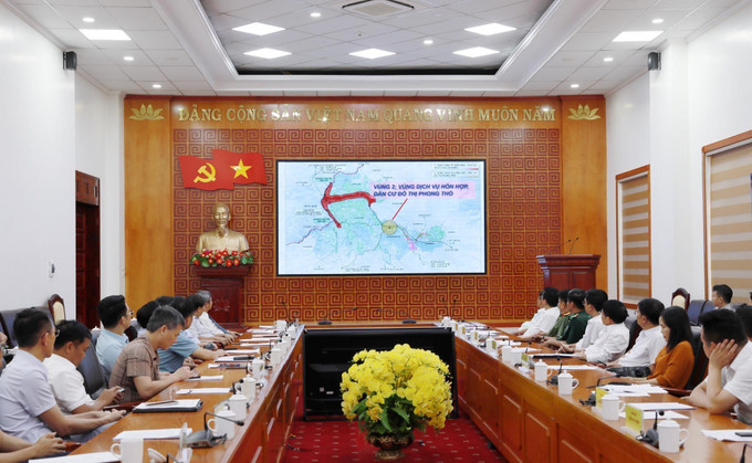 Các đại biểu xem phóng sự giới thiệu về quy hoạch chung xây dựng Khu kinh tế cửa khẩu Ma Lù Thàng, tỉnh Lai Châu đến năm 2045. lai-chau2-18725.jpg
