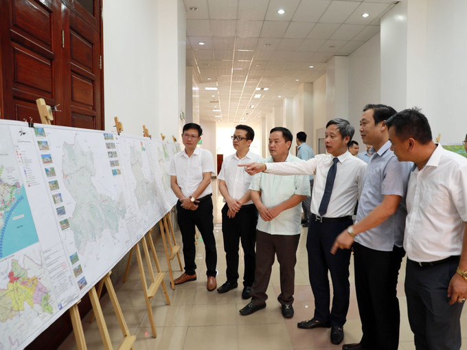 Các đại biểu xem bản đồ về quy hoạch chung xây dựng Khu kinh tế cửa khẩu Ma Lù Thàng, tỉnh Lai Châu đến năm 2045. Các đại biểu xem bản đồ về quy hoạch chung xây dựng Khu kinh tế cửa khẩu Ma Lù Thàng, tỉnh Lai Châu đến năm 2045.