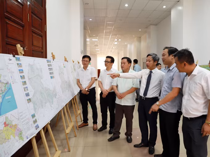 Các đại biểu xem bản đồ về quy hoạch chung xây dựng Khu kinh tế cửa khẩu Ma Lù Thàng, tỉnh Lai Châu đến năm 2045.