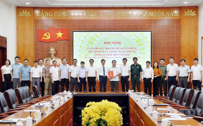Đại diện Vụ Quy hoạch kiến trúc - Bộ Xây dựng trao Quyết định Quy hoạch chung xây dựng Khu kinh tế cửa khẩu Ma Lù Thàng cho lãnh đạo tỉnh Lai Châu.