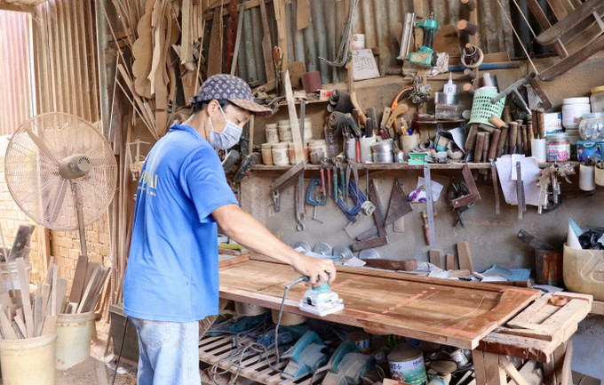 Ông Lý Văn Sang (44 tuổi, ngụ thị trấn Cái Dầu, huyện Châu Phú) vay vốn từ Ngân hàng CSXH để mở rộng xưởng mộc, vươn lên thoát nghèo hiệu quả. Ông Lý Văn Sang (44 tuổi, ngụ thị trấn Cái Dầu, huyện Châu Phú) vay vốn từ Ngân hàng CSXH để mở rộng xưởng mộc, vươn lên thoát nghèo hiệu quả.