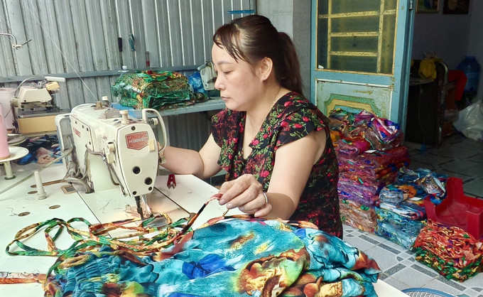 Chị Phạm Thị Thanh Tú (43 tuổi, xã Bình Long, huyện Châu Phú) mạnh dạn vay 100 triệu đồng của Ngân hàng CSXH mở xưởng may gia công, vươn lên thoát nghèo. an-giang-15525.jpg
