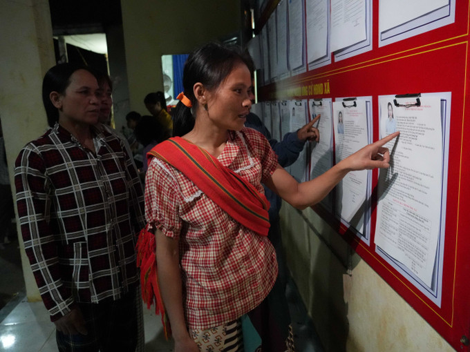 Cử tri thôn Kon Khôn, xã Bờ Y tìm hiểu thông tin ứng cử viên đại biểu Quốc hội và Hội đồng Nhân dân tỉnh.