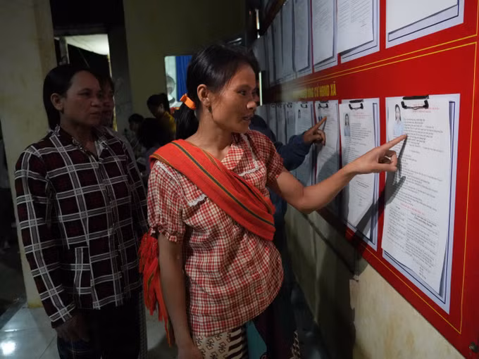 Cử tri thôn Kon Khôn, xã Bờ Y tìm hiểu thông tin ứng cử viên đại biểu Quốc hội và Hội đồng Nhân dân tỉnh.