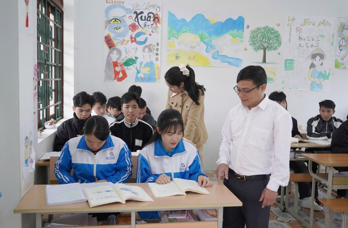 Người lao động học tiếng tại Trung tâm Điều dưỡng người có công và Dịch vụ việc làm tỉnh Lai Châu để đi xuất khẩu lao động.