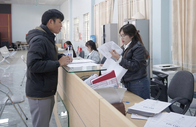 Người lao động làm thủ tục nhận tiền Bảo hiểm thất nghiệp tại Trung tâm Điều dưỡng người có công và Dịch vụ việc làm tỉnh Lai Châu.