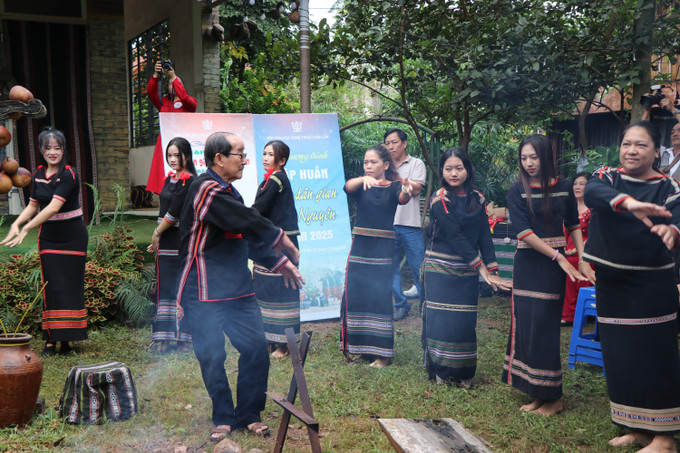 Nghệ sĩ Ưu tú Vũ Lân, Chi hội trưởng Chi hội Văn nghệ dân gian Việt Nam tại Đắk Lắk, hướng dẫn học viên các động tác múa.