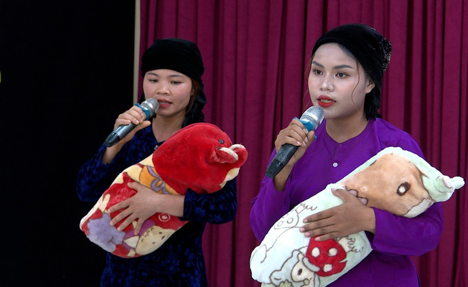 Người dân bản Yên Hợp tập hát các làn điệu dân ca được xem là bản sắc của đồng bào dân tộc Chứt (xã Kim Phú, Quảng Trị). Ảnh: TTXVN phát