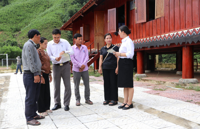 Cán bộ Trung tâm Trợ giúp pháp lý Nhà nước số 1 tỉnh Quảng Ngãi (thuộc Sở Tư pháp tỉnh) tuyên truyền, tư vấn kiến thức trợ giúp pháp lý cho người dân vùng đồng bào dân tộc thiểu số. Cán bộ Trung tâm Trợ giúp pháp lý Nhà nước số 1 tỉnh Quảng Ngãi (thuộc Sở Tư pháp tỉnh) tuyên truyền, tư vấn kiến thức trợ giúp pháp lý cho người dân vùng đồng bào dân tộc thiểu số.
