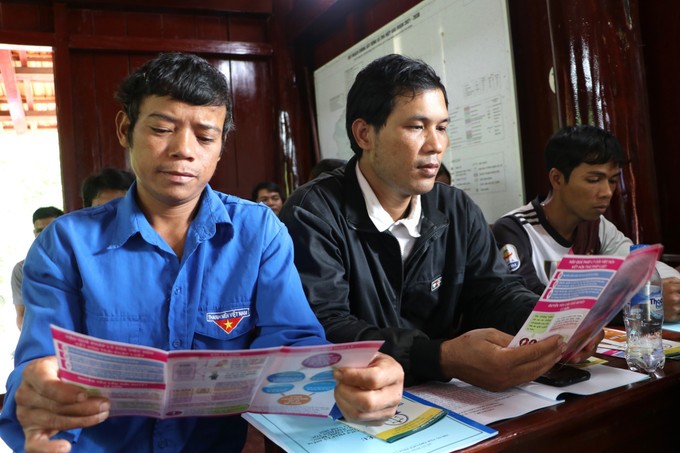 Các học viên tìm hiểu kiến thức trợ giúp pháp lý qua tờ rơi. Các học viên tìm hiểu kiến thức trợ giúp pháp lý qua tờ rơi.