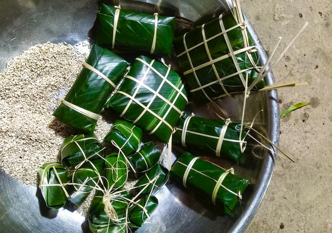 Bánh chưng đen của người Thái không có nhân, được phân thành 4 loại có hình dạng, kích thước, tên gọi mà mang ý nghĩa khác nhau, gồm: Bánh sừng trâu, bánh gậy, bánh đôi và bánh vuông nhỏ. Ảnh: TTXVN phát
