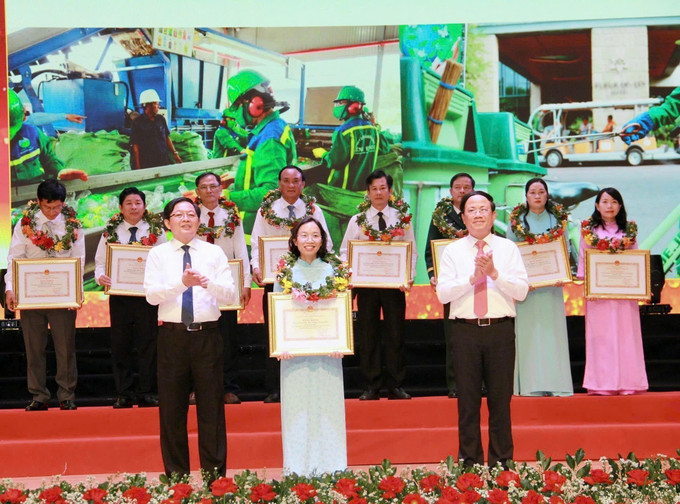 Trao tặng, biểu dương các tấm gương tiêu biểu tại Đại hội. Trao tặng, biểu dương các tấm gương tiêu biểu tại Đại hội.
