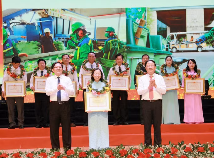 Trao tặng, biểu dương các tấm gương tiêu biểu tại Đại hội.