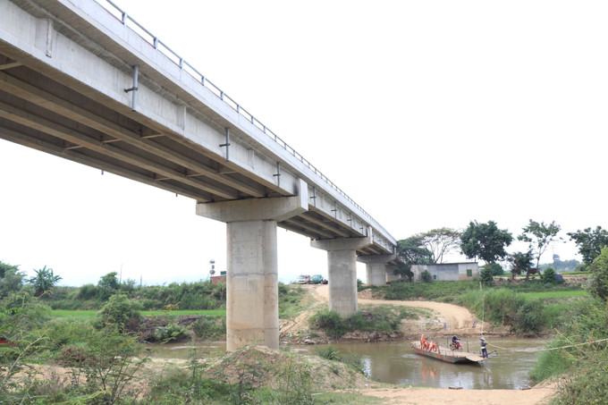 Cầu vượt sông Krông Bông đã hoàn thành 97% nhưng vẫn chưa có đường dẫn lên cầu. Cầu vượt sông Krông Bông đã hoàn thành 97% nhưng vẫn chưa có đường dẫn lên cầu.