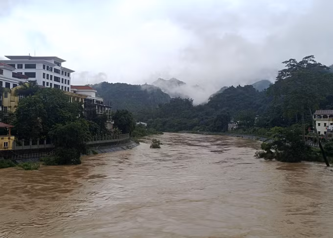 Mực nước sông Lô đang dâng cao.