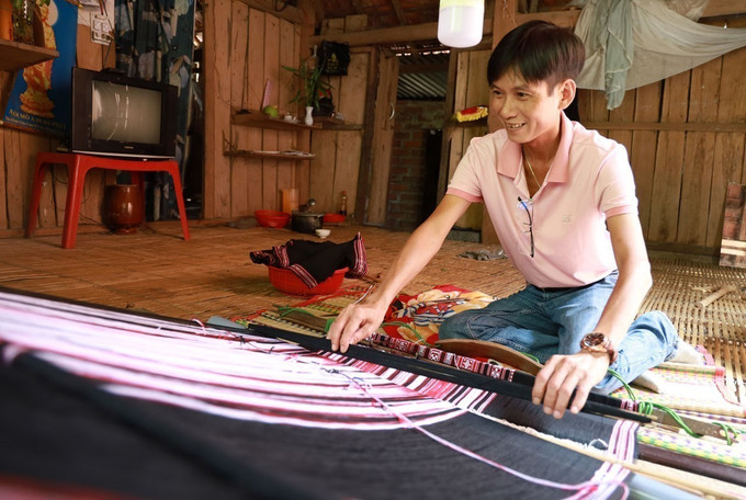 Du khách trực tiếp trải nghiệm dệt thổ cẩm ở làng nghề Xí Thoại. Du khách trực tiếp trải nghiệm dệt thổ cẩm ở làng nghề Xí Thoại.