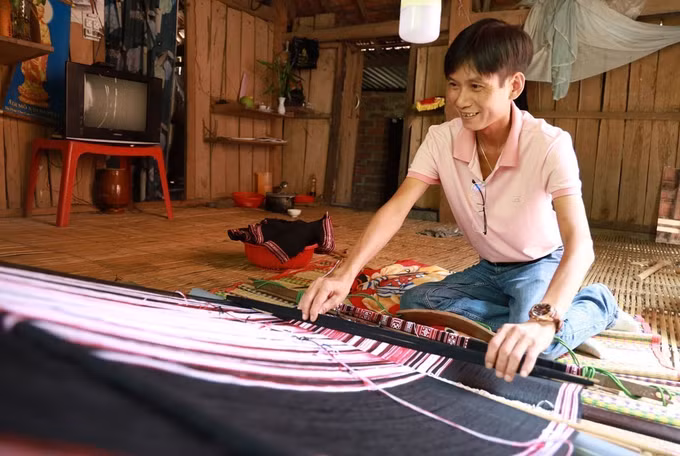 Du khách trực tiếp trải nghiệm dệt thổ cẩm ở làng nghề Xí Thoại.