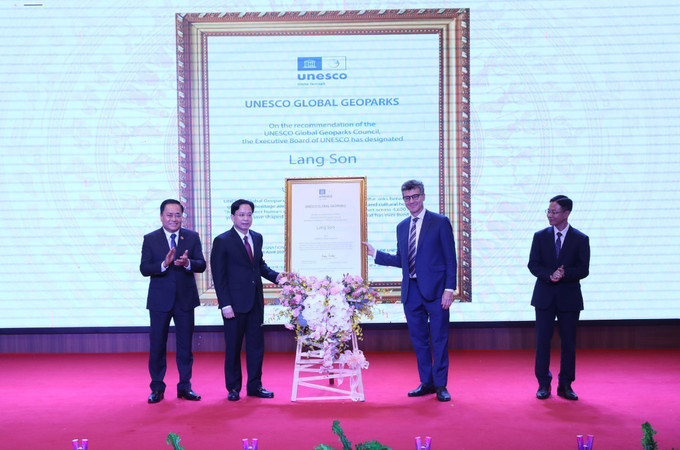 Ông Jonathan Wallace Baker, Trưởng Đại diện Tổ chức Giáo dục, Khoa học và Văn hóa của Liên hợp quốc (UNESCO) (bên phải) trao Bằng công nhận Công viên địa chất toàn cầu UNESCO Lạng Sơn cho lãnh đạo tỉnh Lạng Sơn. Ảnh: Anh Tuấn/TTXVN lang-son-28625.jpg
