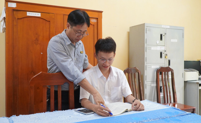Thầy Sơn hướng dẫn học sinh làm bài. Thầy Sơn hướng dẫn học sinh làm bài.