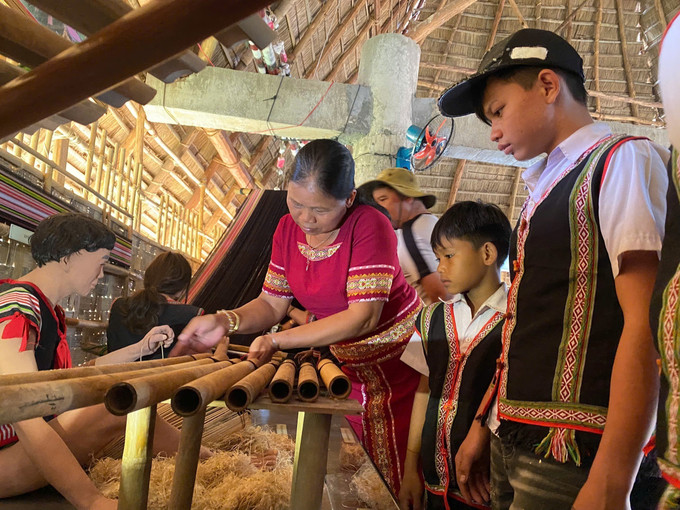 Bà con nhân dân xã Ngọc Réo tham quan mô hình của dân tộc Xơ Đăng (nhóm Tơ Đ’ră).