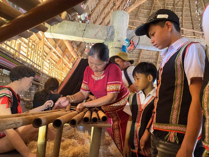 Bà con nhân dân xã Ngọc Réo tham quan mô hình của dân tộc Xơ Đăng (nhóm Tơ Đ’ră).