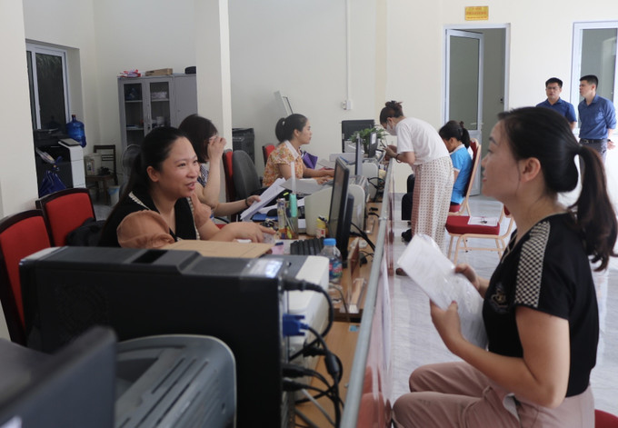Người dân đến Trung tâm phục vụ hành chính công xã Đông Khê làm thủ tục hành chính. Người dân đến Trung tâm phục vụ hành chính công xã Đông Khê làm thủ tục hành chính.