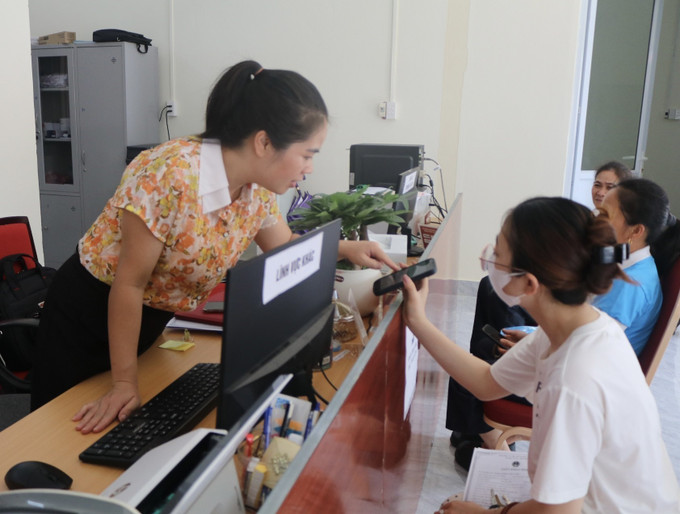 Hướng dẫn người dân xã Đông Khê làm thủ tục hành chính. Hướng dẫn người dân xã Đông Khê làm thủ tục hành chính.