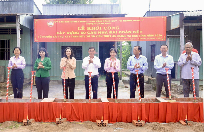 Một lễ khởi công xây dựng nhà đại đoàn kết trong chương trình xoá nhà tạm, nhà dột nát trên địa bàn tỉnh An Giang. Ảnh: Thanh Sang -TTXVN nha-6625.jpg