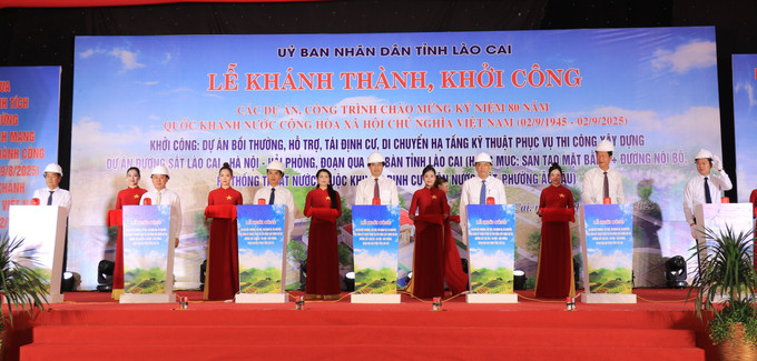 Đại biểu thực hiện nghi thức khởi công dự án tái định cư đường sắt Lào Cai - Hà Nội - Hải Phòng, đoạn qua tỉnh Lào Cai. Ảnh: Đinh Thùy/TTXVN Đại biểu thực hiện nghi thức khởi công dự án tái định cư đường sắt Lào Cai - Hà Nội - Hải Phòng, đoạn qua tỉnh Lào Cai. Ảnh: Đinh Thùy/TTXVN