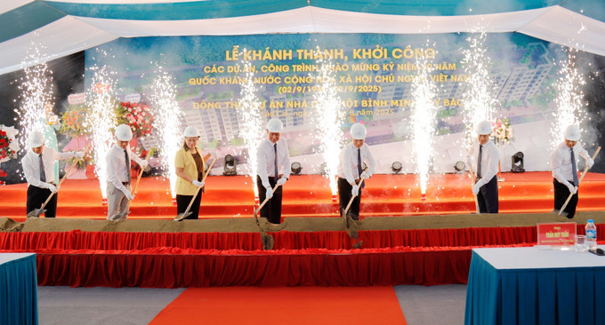 Đại biểu thực hiện nghi thức động thổ Dự án Nhà ở xã hội Bình Minh Tây Bắc. Ảnh: TTXVN phát Đại biểu thực hiện nghi thức động thổ Dự án Nhà ở xã hội Bình Minh Tây Bắc. Ảnh: TTXVN phát
