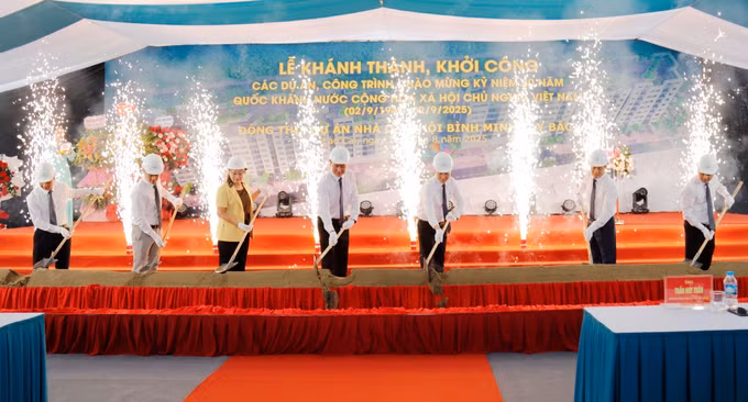 Đại biểu thực hiện nghi thức động thổ Dự án Nhà ở xã hội Bình Minh Tây Bắc. Ảnh: TTXVN phát
