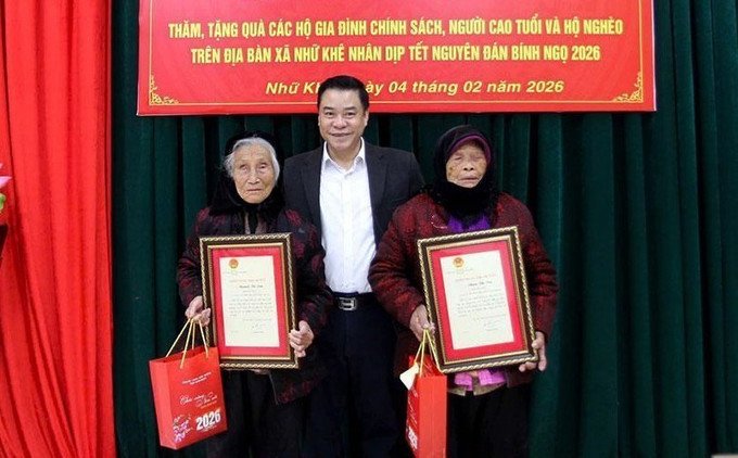 Phó Chủ tịch UBND tỉnh Tuyên Quang Hoàng Gia Long tặng quà Tết cho hộ nghèo, gia đình chính sách ở xã Nhữ Kê. Ảnh: TTXVN phát