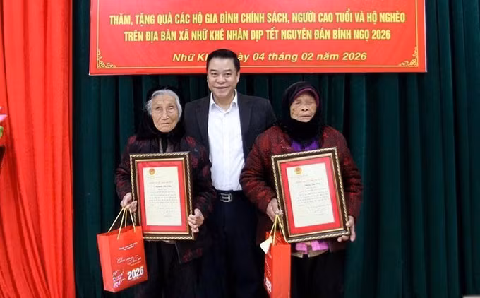 Phó Chủ tịch UBND tỉnh Tuyên Quang Hoàng Gia Long tặng quà Tết cho hộ nghèo, gia đình chính sách ở xã Nhữ Kê. Ảnh: TTXVN phát