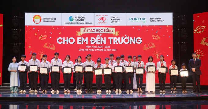 Trao học bổng cho 350 học sinh có thành tích học tập tốt trên địa bàn tỉnh Đồng Nai.