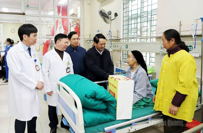Bí thư Tỉnh ủy Tuyên Quang Hầu A Lềnh thăm, chúc Tết, tặng quà người bệnh. Ảnh: TTXVN phát