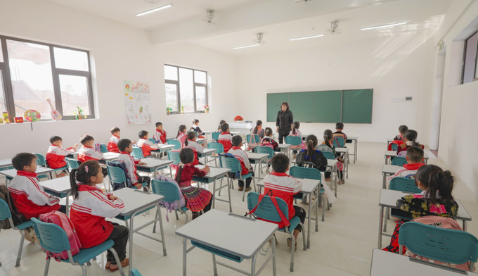 Giáo viên và học sinh háo hức chờ đón ngày khánh thành trường mới. Ảnh: TTXVN phát