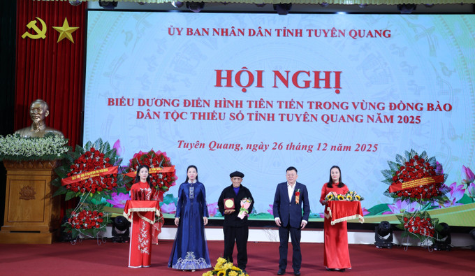 Lãnh đạo Tỉnh ủy Tuyên Quang và lãnh đạo Bộ Dân tộc và Tôn giáo tặng biểu trưng biểu dương cho cá nhân điển hình tiên tiến.