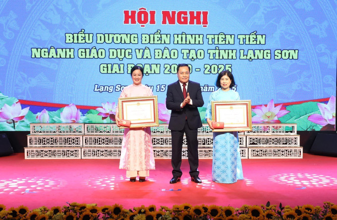 2 cá nhân đã được trao Huân chương Lao động (hạng Nhì và hạng Ba) tại Hội nghị. lang-son4-15825.jpg