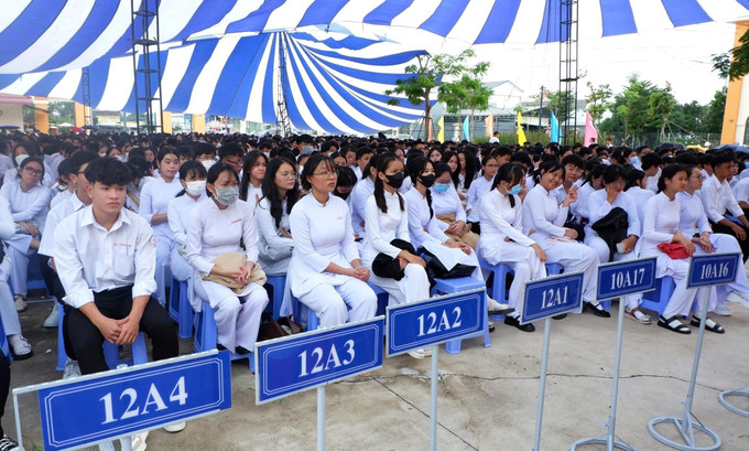 Học sinh trường THPT Nguyễn Trung Trực – Bến Lức trong lễ khai giảng năm học mới năm 2024 - 2025. Học sinh trường THPT Nguyễn Trung Trực – Bến Lức trong lễ khai giảng năm học mới năm 2024 - 2025.
