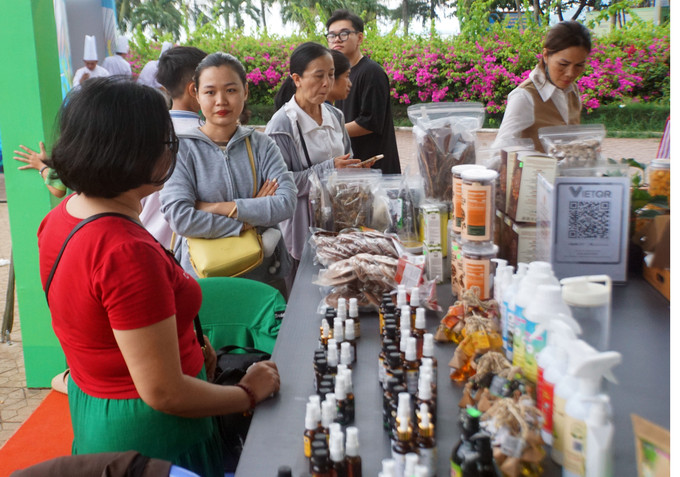 Du khách tham quan tại lễ hội. am-thuc1-29825.jpg