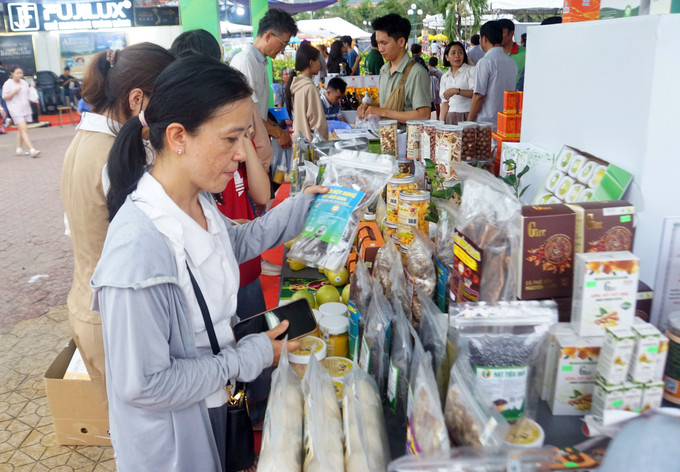 Du khách và người dân tham quan, trải nghiệm tại lễ hội. Du khách và người dân tham quan, trải nghiệm tại lễ hội.