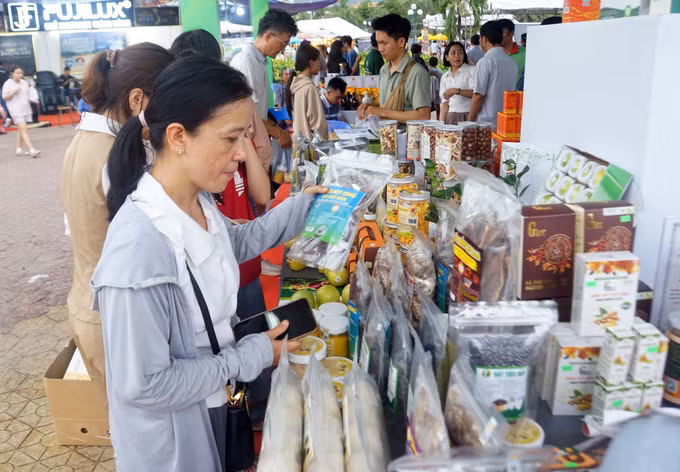 Du khách và người dân tham quan, trải nghiệm tại lễ hội.