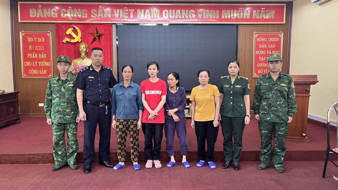 Nhóm đối tượng vận chuyển trái phép 30 vạn nhân dân tệ qua biên giới. Ảnh TTXVN phát Nhóm đối tượng vận chuyển trái phép 30 vạn nhân dân tệ qua biên giới. Ảnh TTXVN phát
