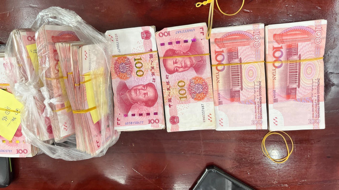 Tang vật thu được của các đối tượng. Ảnh TTXVN phát Tang vật thu được của các đối tượng. Ảnh TTXVN phát