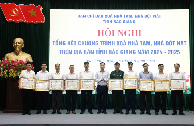 Phó Chủ tịch UBND tỉnh Bắc Giang Phạm Văn Thịnh trao bằng khen cho các cá nhân có thành tích xuất sắc trong Chương trình xóa nhà tạm, nhà dột nát trên địa bàn tỉnh. Phó Chủ tịch UBND tỉnh Bắc Giang Phạm Văn Thịnh trao bằng khen cho các cá nhân có thành tích xuất sắc trong Chương trình xóa nhà tạm, nhà dột nát trên địa bàn tỉnh.