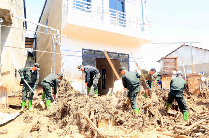 Lực lượng Công an được huy động để giúp nhân dân xã Chiềng Sơ nhanh chóng khắc phục hậu quả của lũ ống, lũ quét. Lực lượng Công an được huy động để giúp nhân dân xã Chiềng Sơ nhanh chóng khắc phục hậu quả của lũ ống, lũ quét.