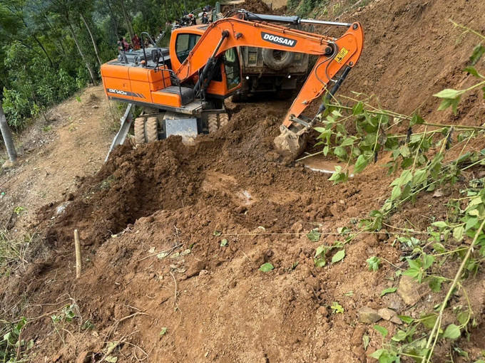 Các đơn vị tăng cường phương tiện máy công trình để khẩn trương thông tuyến. Ảnh:TTXVN phát satlo-3825.jpg