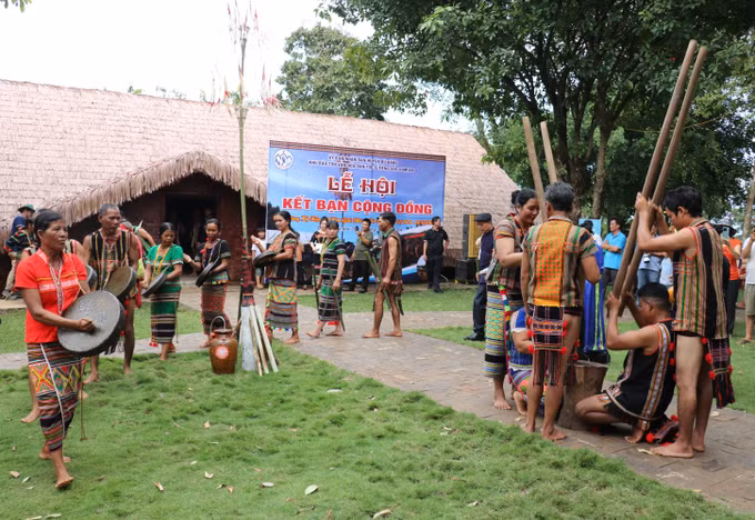 Phục dựng Lễ hội Kết bạn cộng đồng của đồng bào dân tộc S'tiêng tại Khu Bảo tồn Văn hóa dân tộc S’tiêng sóc Bom Bo. Ảnh: Nhật Bình/TTXVN