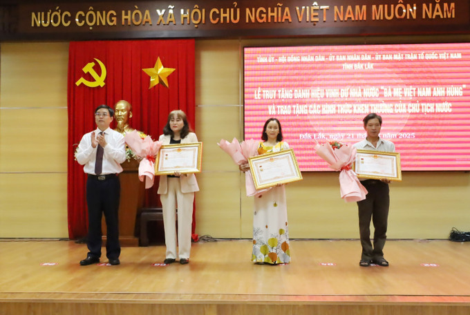 Thừa ủy quyền Chủ tịch nước, Bí thư Tỉnh ủy Đắk Lắk Nguyễn Đình Trung trao Bằng truy tặng danh hiệu “Bà Mẹ Việt Nam Anh hùng” cho thân nhân của 3 Mẹ Việt Nam Anh hùng tại tỉnh. Thừa ủy quyền Chủ tịch nước, Bí thư Tỉnh ủy Đắk Lắk Nguyễn Đình Trung trao Bằng truy tặng danh hiệu “Bà Mẹ Việt Nam Anh hùng” cho thân nhân của 3 Mẹ Việt Nam Anh hùng tại tỉnh.